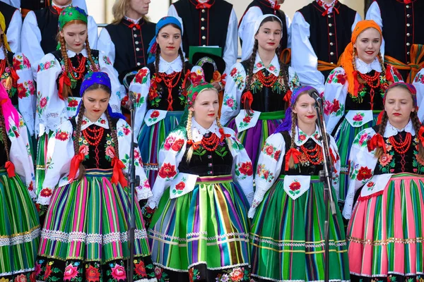 Lowicz Polonia Mayo 2018 Coro Local Regional Mujeres Hombres Jóvenes — Foto de Stock