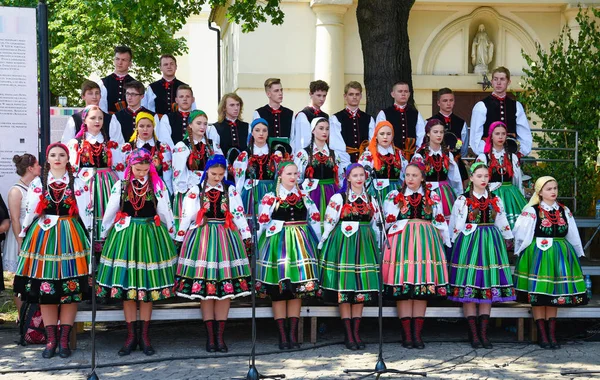 Lowicz Lengyelország 2018 Helyi Regionális Kórus Fiatal Nők Férfiak Öltözött — Stock Fotó