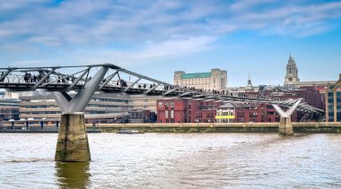Londra Millennium Köprüsü Thames Nehri üzerinde.  
