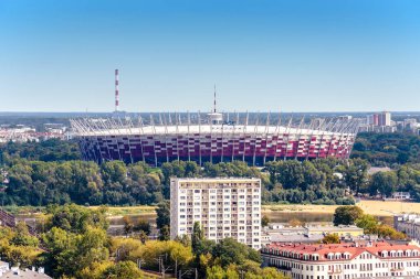 Varşova / Polonya - 09.15.2015: modern mimari Millî Futbol Stadı önünde uzun boylu ev inşa ile havadan görünümü. 
