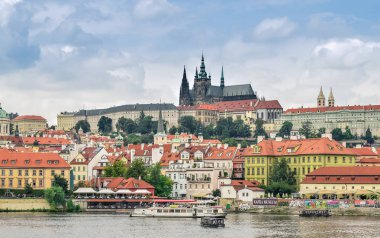 Prag / Çek Cumhuriyeti - 08.09.2016: Prag eski şehir Nehri görünümünü. Kırmızı çatılar, tarihi mimari.