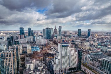 Varşova / Polonya - 03.16.2017: panoramik şehir merkezi mimari stilleri kara dramatik bulutlar yukarıdaki ile çeşitli.