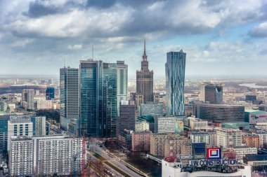 Varşova / Polonya - 03.16.2017: kontrast eski mimari bina (bilim ve Kültür Sarayı) ve hemen yanında modern gökdelenler manzaraya. 