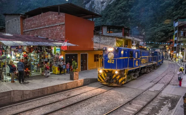 Aguas Calientes / Cuzco / Peru - 07.14.2017: Machu Picchu Dağın dibinde Aguas Calientes şehir treni istasyonu