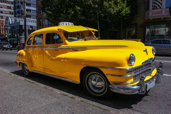 温哥华 加拿大 2006 经典的黄色出租车车停放在人行道上 — 图库照片