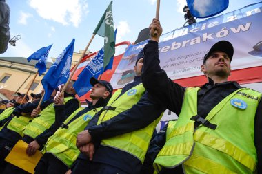 Varşova / Polonya - October.02.2018: gösteri, polis memuru adil çalışma ücret ulusal protesto. Bayrak ve afiş tutarak eski şehirde polis memurları kalabalık toplandı. 