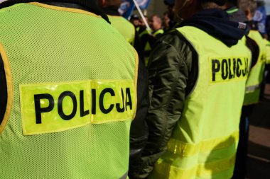 Polis işareti/logo arka tarafındaki yeşil polis üniforma Batı. 