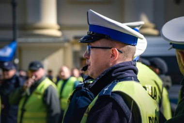 Varşova / Polonya - October.02.2018: gösteri, polis memuru adil çalışma ücret ulusal protesto. Polis portre düdük üfleme.