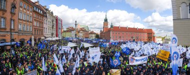 Varşova / Polonya - October.02.2018: gösteri, polis memuru adil çalışma ücret ulusal protesto. Bayrak ve afiş tutarak eski şehirde polis memurları kalabalık toplandı. 