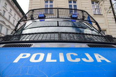 Kırmızı ve mavi ışıklar ve işareti devriye polis arabası. 