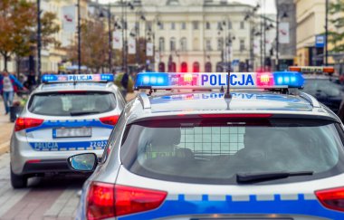 Kırmızı ve mavi neon uyarı ışıkları yanıp sönen ile devriye polis arabaları.