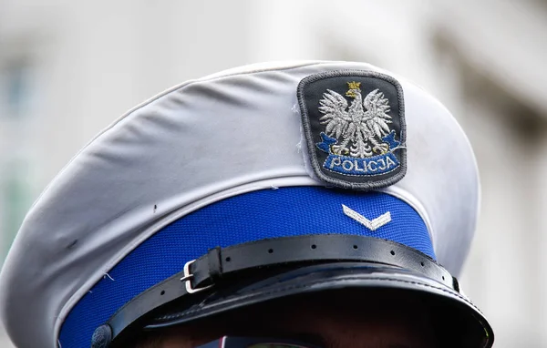 Policyjny Kapelusz Godłem Polski Biały Znak Orła Policji — Zdjęcie stockowe