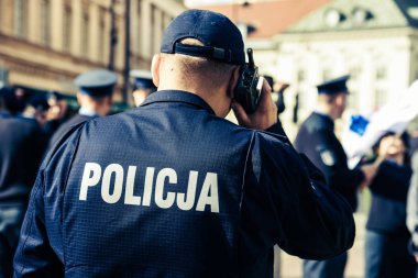 Polis işareti/logo arka tarafındaki polis üniforması. Polis. 