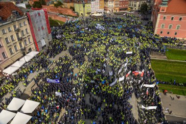 Varşova / Polonya - October.02.2018: eski şehirde toplanan protesto polis üzerinde üstten görünüm.