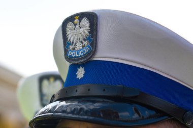 Beyaz işareti kartal ve polis arması Lehçe ile polis şapka. 
