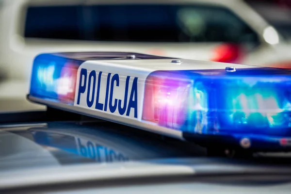 Kırmızı ve mavi ışıklar ve işareti devriye polis arabası. 