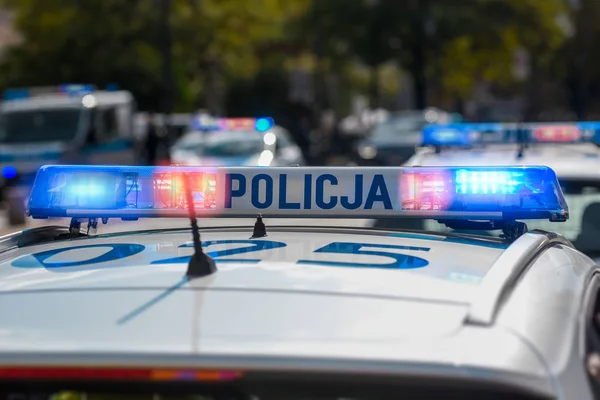 Kırmızı ve mavi ışıklar ve işareti devriye polis arabası. 