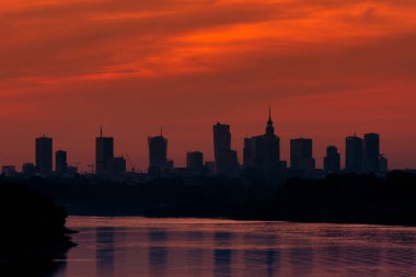 Günbatımı Varşova şehir binalar ile Polonya Vistula Nehri üzerinde.