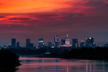 Varşova şehir binaları ışık yansıması nehre ile gece görünümü.