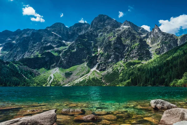 Vista Sobre Lago Color Turquesa Entre Las Montañas Altas Rocosas —  Fotos de Stock