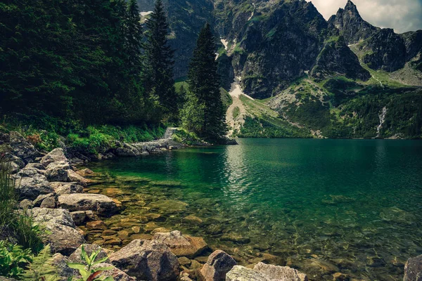 Caminho Rochoso Que Leva Altas Montanhas Com Lago Lado Dele — Fotografia de Stock