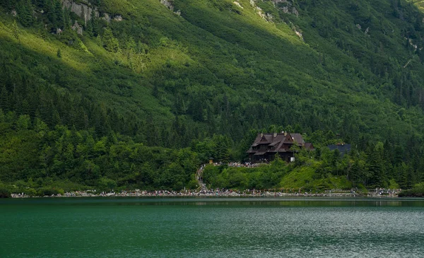 Vista Sobre Multidão Turistas Pela Casa Abrigo Meio Das Montanhas — Fotografia de Stock