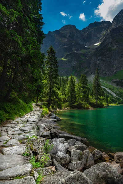 Caminho Rochoso Que Leva Altas Montanhas Com Lago Lado Dele — Fotografia de Stock