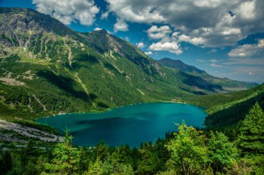 Yüksek ve kayalık dağlar arasında turkuaz rengi gölde görüntüleyin. Güzel dağ manzarası. 