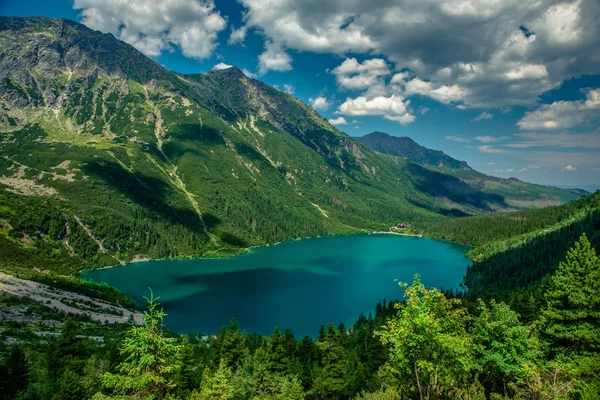 Vista Sobre Lago Cor Turquesa Entre Montanhas Altas Rochosas Bela — Fotografia de Stock