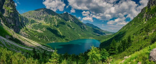 Yüksek Kayalık Dağlar Arasında Turkuaz Rengi Gölde Görüntüleyin Güzel Dağ — Stok fotoğraf