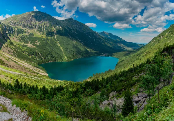 Blick Auf Den Türkisfarbenen See Zwischen Hohen Und Felsigen Bergen — Stockfoto
