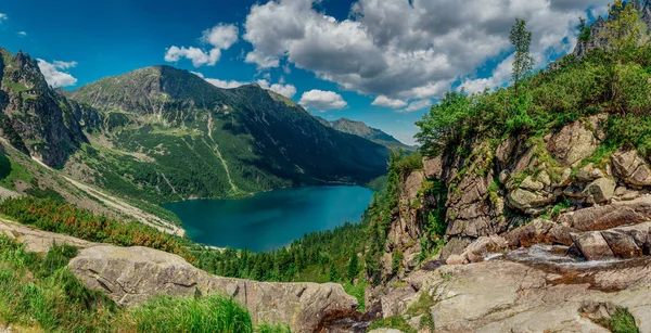 Zobrazit Jezeře Tyrkysové Barvy Mezi Vysoké Skalnaté Hory Krásná Alpská — Stock fotografie