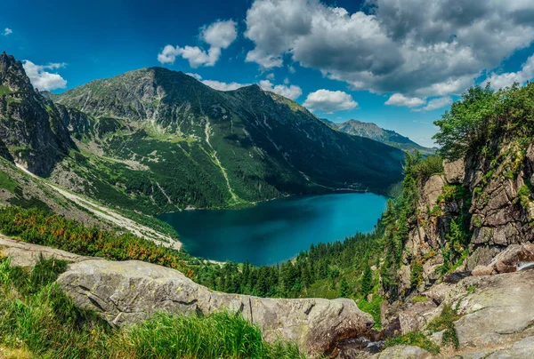 Blick Auf Den Türkisfarbenen See Zwischen Hohen Und Felsigen Bergen — Stockfoto