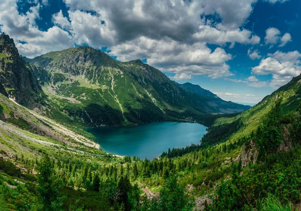 Blick Auf Den Türkisfarbenen See Zwischen Hohen Und Felsigen Bergen — Stockfoto