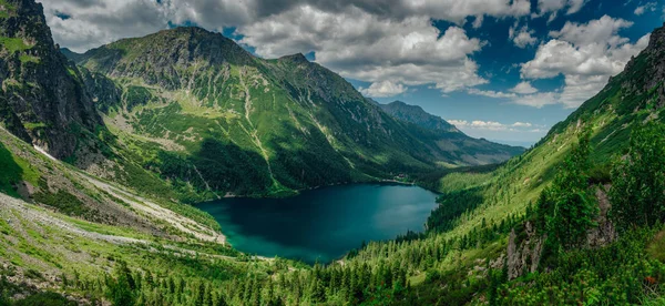 Vista Sobre Lago Cor Turquesa Entre Montanhas Altas Rochosas Bela — Fotografia de Stock