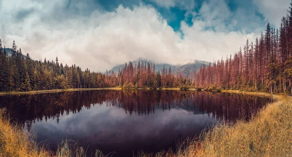 Panoramablick Auf Den See Den Bergen Während Der Herbstsaison Mit — Stockfoto