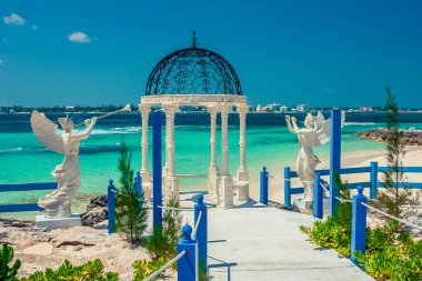 Denizin kenarında tropik sahilde düğün şapel görüntüleyin. Nassau, Bahama Adaları.
