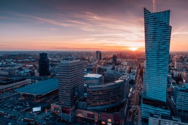 Varşova cityscape. Günbatımı'Polonya ' nın başkenti şehir binaları panoramik görünüm.