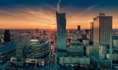 Varşova cityscape. Günbatımı'Polonya ' nın başkenti şehir binaları panoramik görünüm.