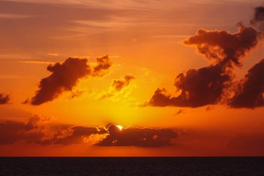 Doğal deniz manzarası sunset Bulvarında görüntüleyin. Güneş bulutların yalak geçen ayarlama. 
