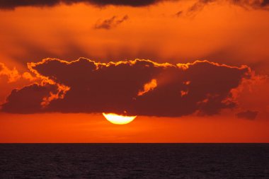 Doğal deniz manzarası sunset Bulvarında görüntüleyin. Güneş bulutların yalak geçen ayarlama. 