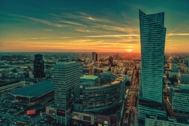Varşova cityscape. Günbatımı'Polonya ' nın başkenti şehir binaları panoramik görünüm.