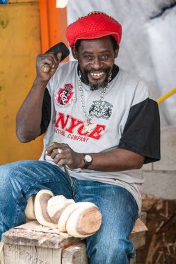 Nassau / Bahamalar - Nisan 3.2007: portre bir Bahama carver gülümseyen ve çekiç ve keski onun ahşap heykel ile çalışma. 