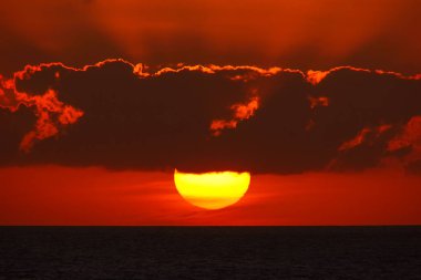 Doğal deniz manzarası sunset Bulvarında görüntüleyin. Güneş bulutların yalak geçen ayarlama. 