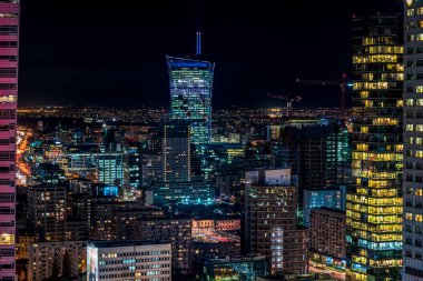 Varşova cityscape. Polonya'nın başkenti gece ışıklı şehir binaları panoramik görünüm. Kentsel nightscape. 