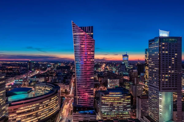 Varşova cityscape. Polonya'nın başkenti gece ışıklı şehir binaları panoramik görünüm. Kentsel nightscape. 