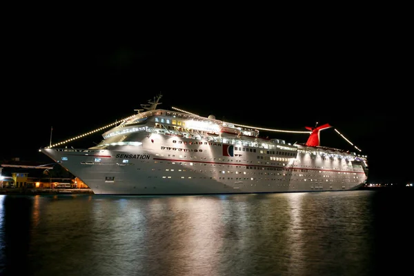 Nassau / Bahamalar - Şubat 7.2007: ışıklı beyaz karnaval görünümü iskelede demirledi gece gemisi. 