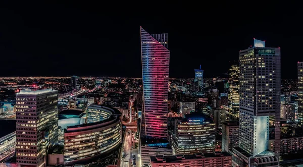 Varşova cityscape. Polonya'nın başkenti gece ışıklı şehir binaları panoramik görünüm. Kentsel nightscape. 