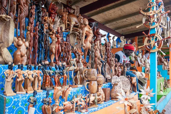 Nassau / Bahamalar - Nisan 3.2007: görünüm onun ahşap heykel üzerinde çalışan yerel bir Carver'ın birçok ahşap rakamlar görüntüleme yerel Atölyesi. 