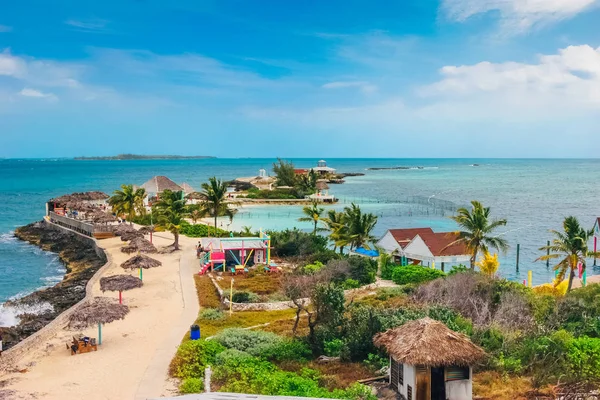 Hava manzara mavi Denizi çevresinde güneşli gün boyunca ile egzotik adada. İnci Adası Nassau, Bahamalar.
